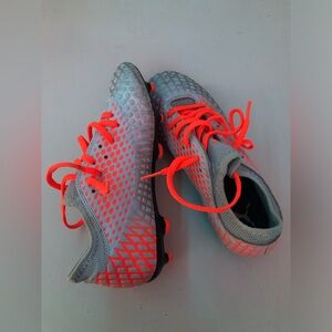 Used-Like New. Youth Puma Soccer Cleats. Size 4c.